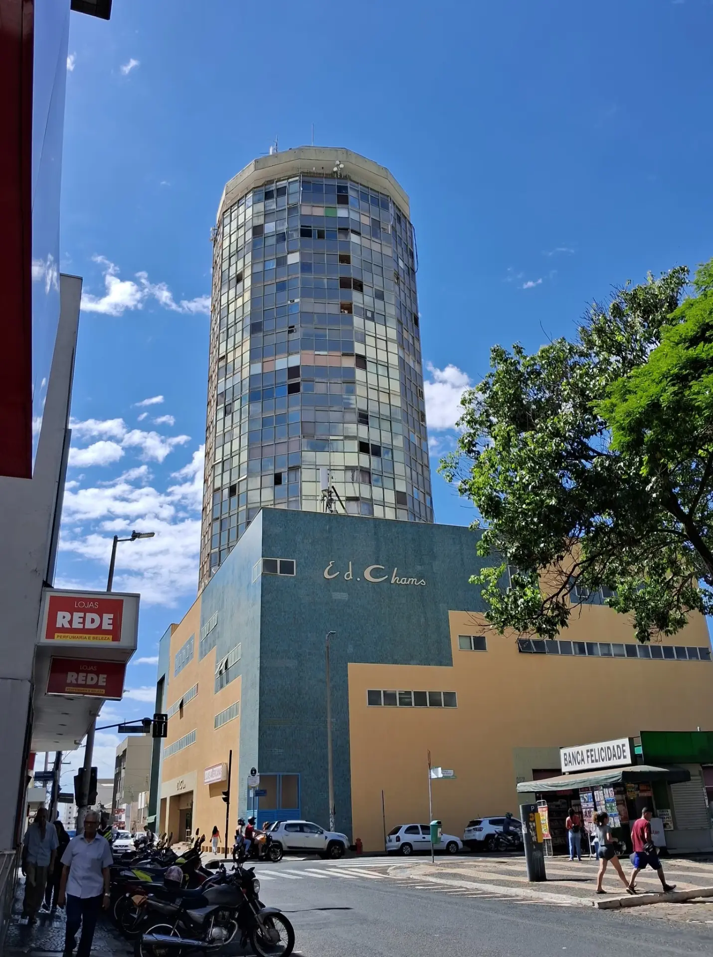 Edifício Chams visto da esquina, com a torre, a base e o letreiro original Ed. Chams
